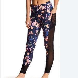 NEW! The Free Yoga Floral printed yoga leggings w/ side pockets and mesh